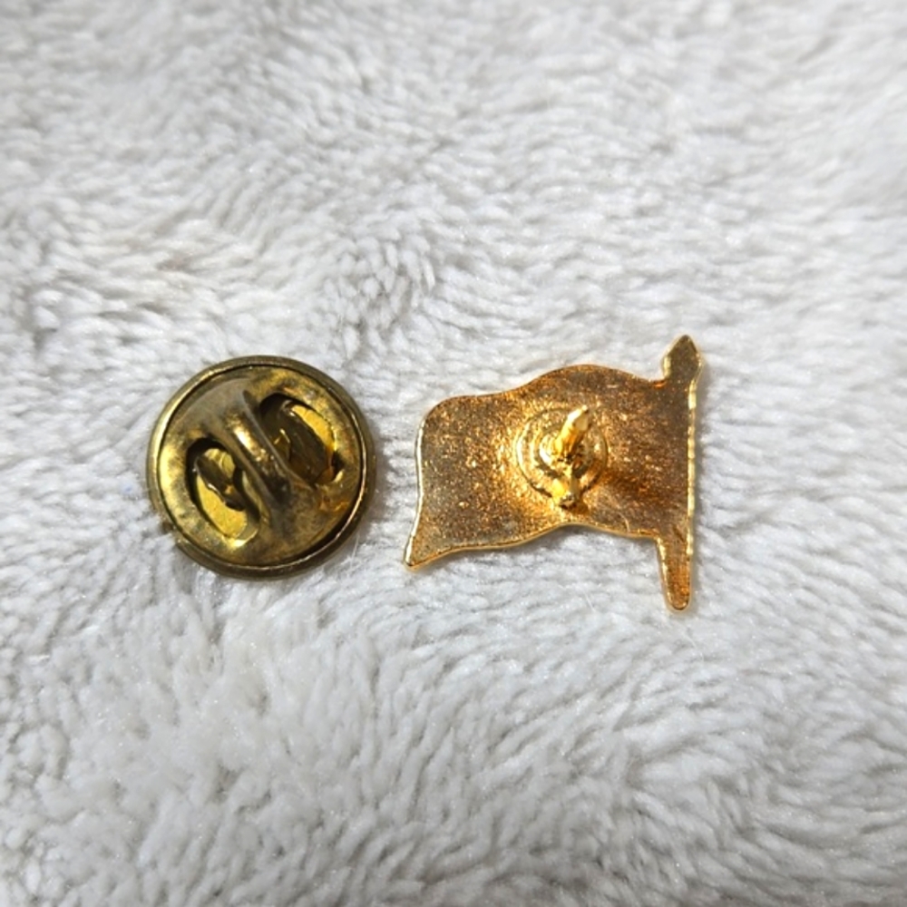 #425 Gold tone Canada flag pin - Picture 4 of 4